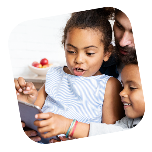 um pai e duas crianças curiosas olhando para uma tela de tablet.